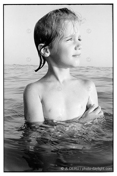 petite fille dans la mer -  little girl in the sea